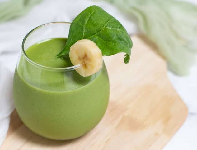 High-Protein Smoothie with Spinach and Almond Milk